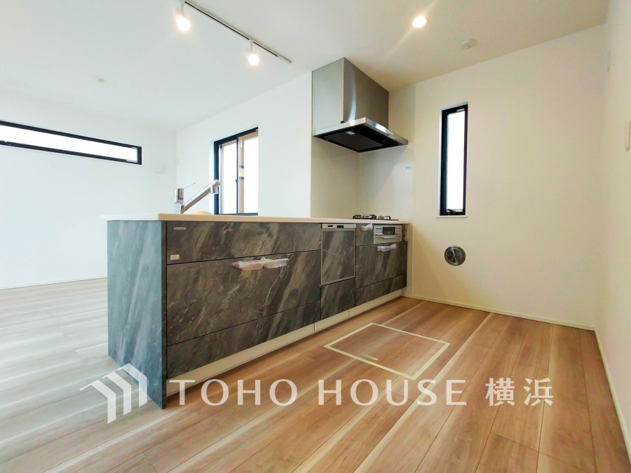 スタイリッシュなペニンシュラキッチンを採用。開放的なスペースでお料理をしながら会話も弾みます。
