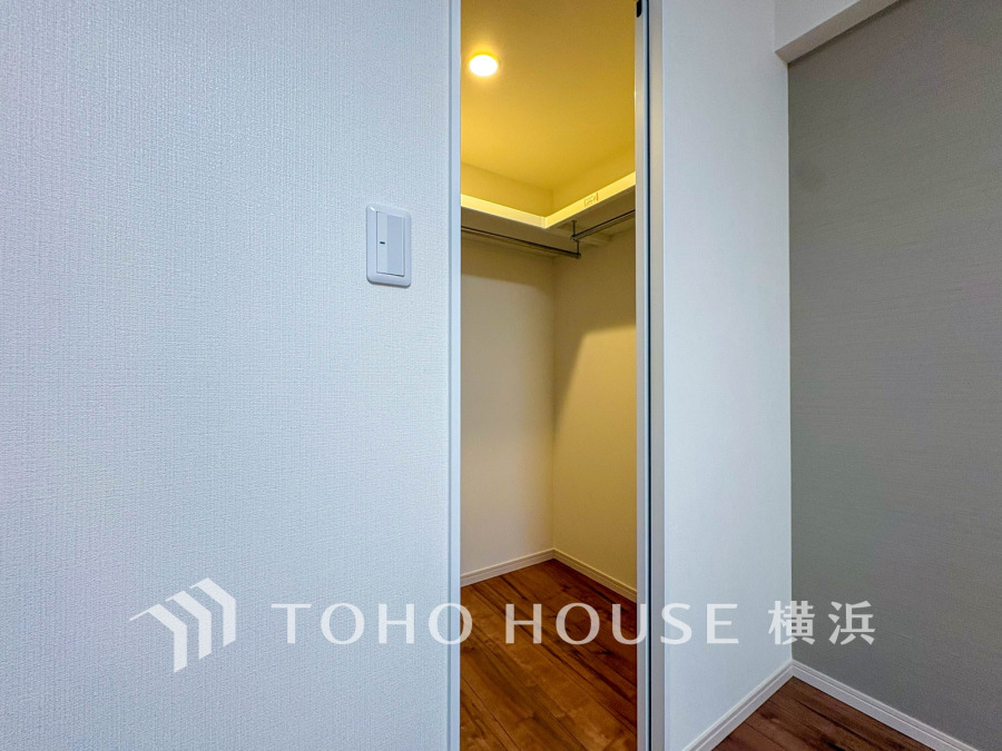 洋服やバッグなどかさばる物を大量に収納できます。タンスなどの収納家具を置かずに済むので、お部屋を丸ごと使えてスッキリ♪