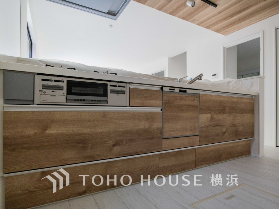 多彩な機能と洗練された美しいデザイン、細やかな優しさが毎日を演出します。プライベートスペースを彩るインテリアとしての美と、快適な日常を支える機能性と強さが一つになったキッチン。