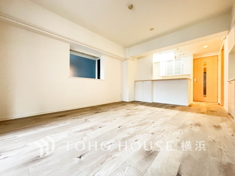 自然光が降り注ぐ広々としたリビングは、ナチュラルな木目調フローリングで温かみのある空間を演出しています。