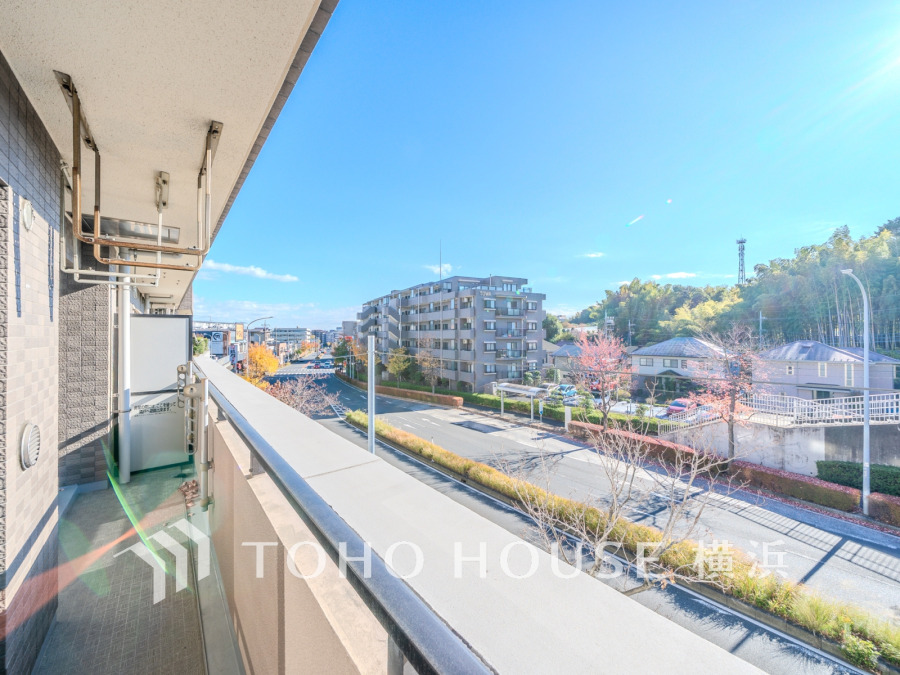 陽当たり良好なバルコニーから広がる開放的な眺望。穏やかな街並みと自然の緑が心地よい住環境を演出します。