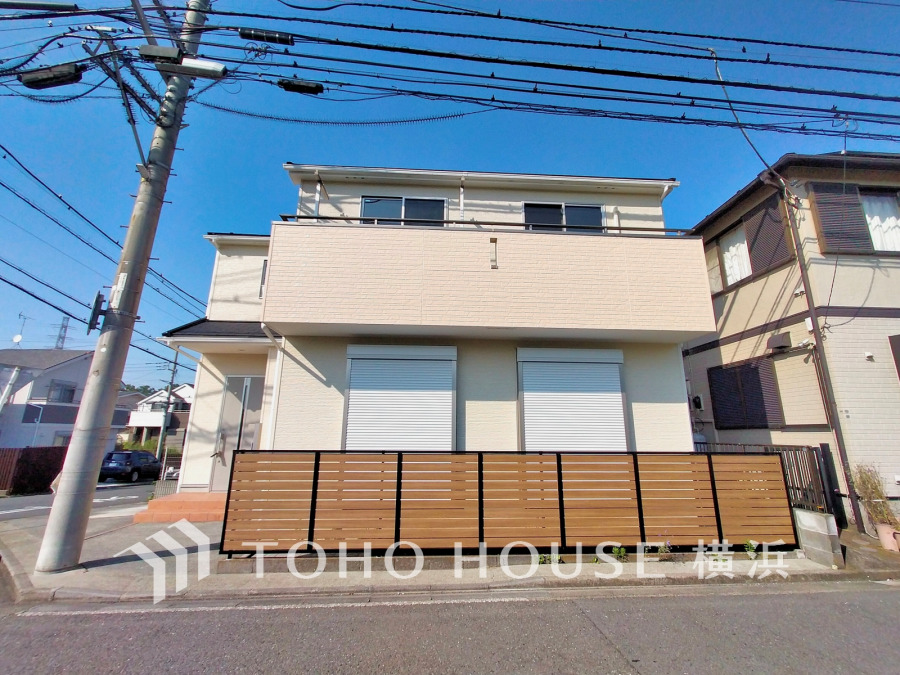 開放感のある角地に建つリフォーム住宅。全室が南西に面した明るい住空間です。