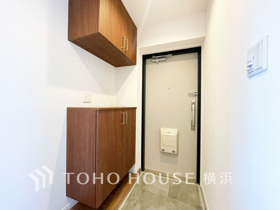 豊かなプライベートタイムへ誘うモダンテイストな玄関。デザインや素材が美しい調和を奏でている空間です。お客様をお迎えする玄関は落ち着いた雰囲気です。