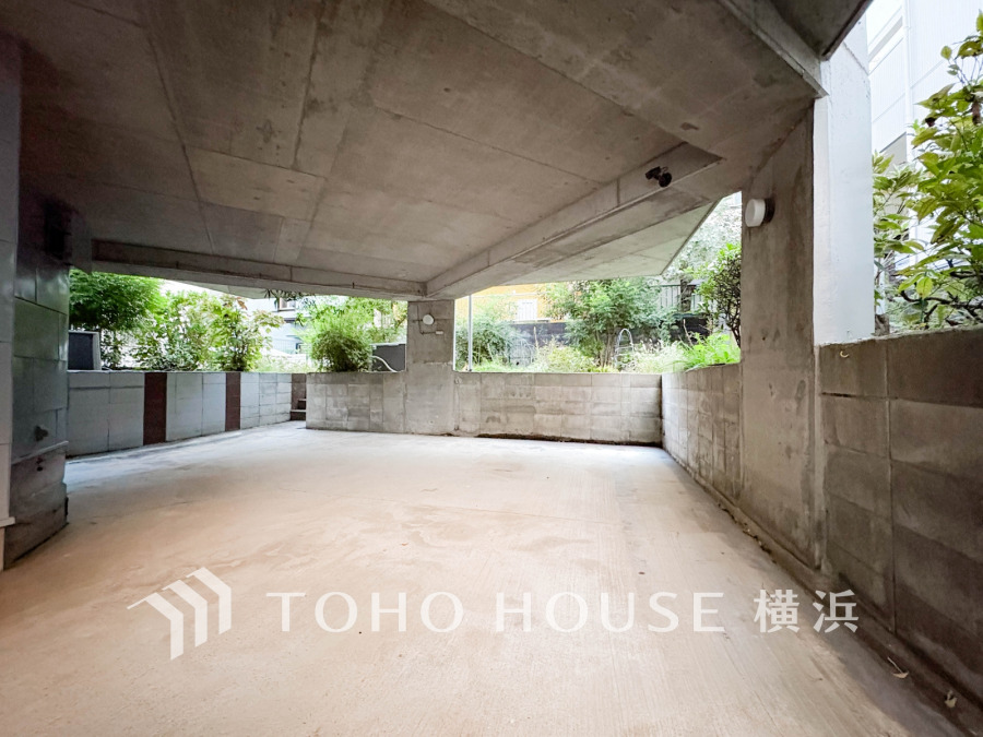 1階部分にあるピロティは半屋外の自由な空間としてお子様の遊び場や作業場など多目的に利用できそう。ガーデニングやキャンプ用品の手入れなど趣味の空間としても。