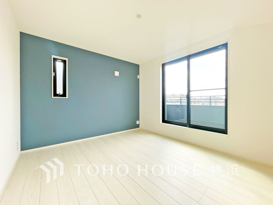 バルコニーに面した明るい洋室。穏やかな陽射しが、ゆったりとした寛ぎの時間を包みます。
