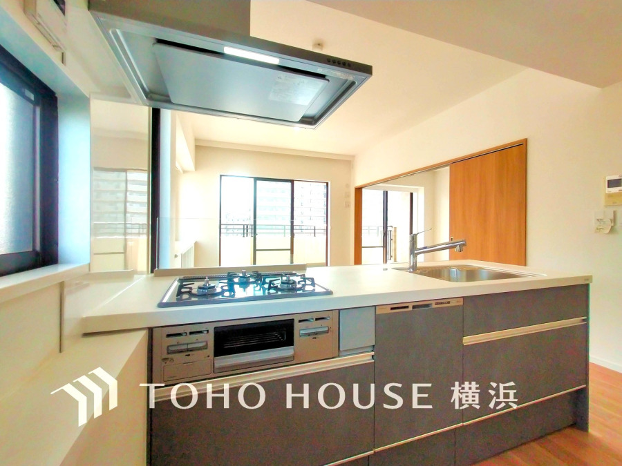 プライベートスペースを彩るインテリアとしての美と、快適な日常を支える機能性と強さがひとつになったキッチンです。開放的な対面カウンターキッチンはリビングと一体感のある空間。