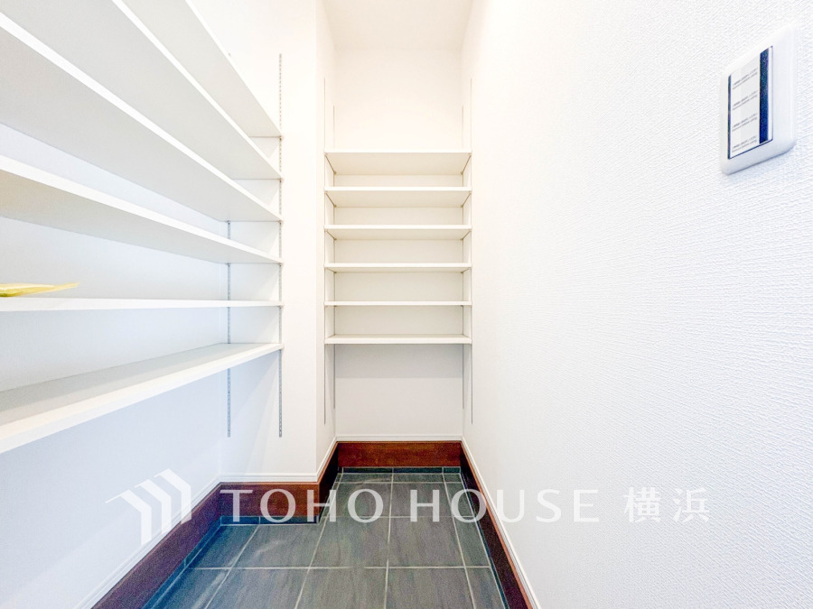 玄関脇にはシューズインクローゼットを完備。ご家族皆さんの靴もしっかり収納できます。広さもあるので、ゴルフバッグやベビーカーなども収納できます。