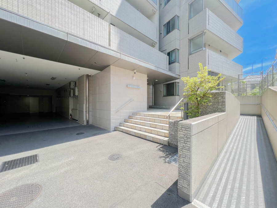 ふりそそぐ陽射しと開放的な空間形成。青空を背景に更なる美しさを醸す佇まい。暖かな陽光と爽やかな風がハーモニーを奏でる上質な空間を愉しむ暮らしがここにある。