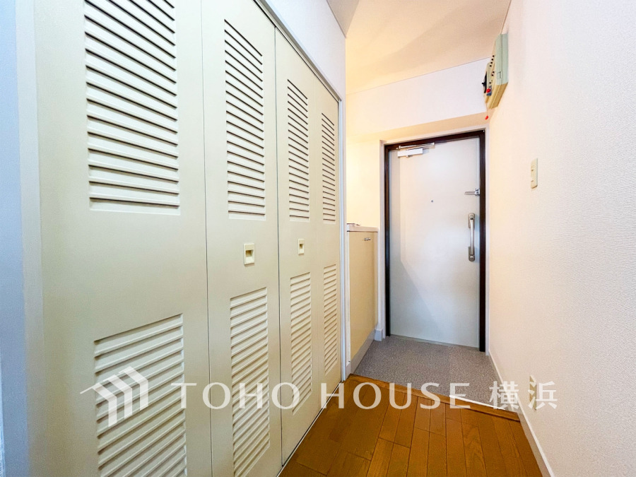 廊下には大容量の収納を完備しております。
