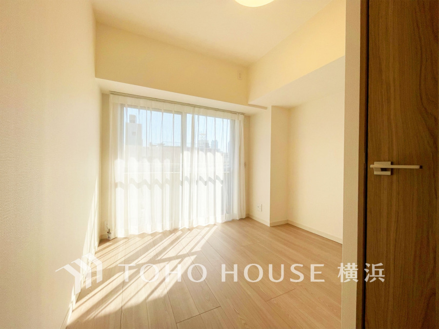 バルコニーから明るい自然光が差し込む洋室。WIC付きで収納も充実しています。
