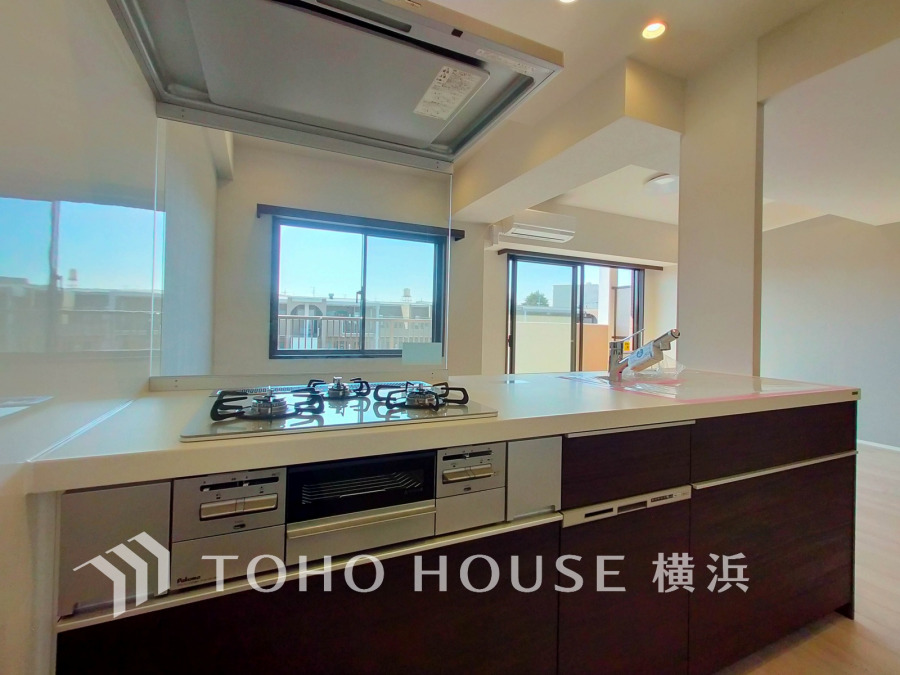 広く取られた対面キッチンは、リビングで寛ぐご家族と会話をしながらお料理が出来ます。高級感のあるカラーで空間をより上質な雰囲気にした、清潔感のあるデザインです。