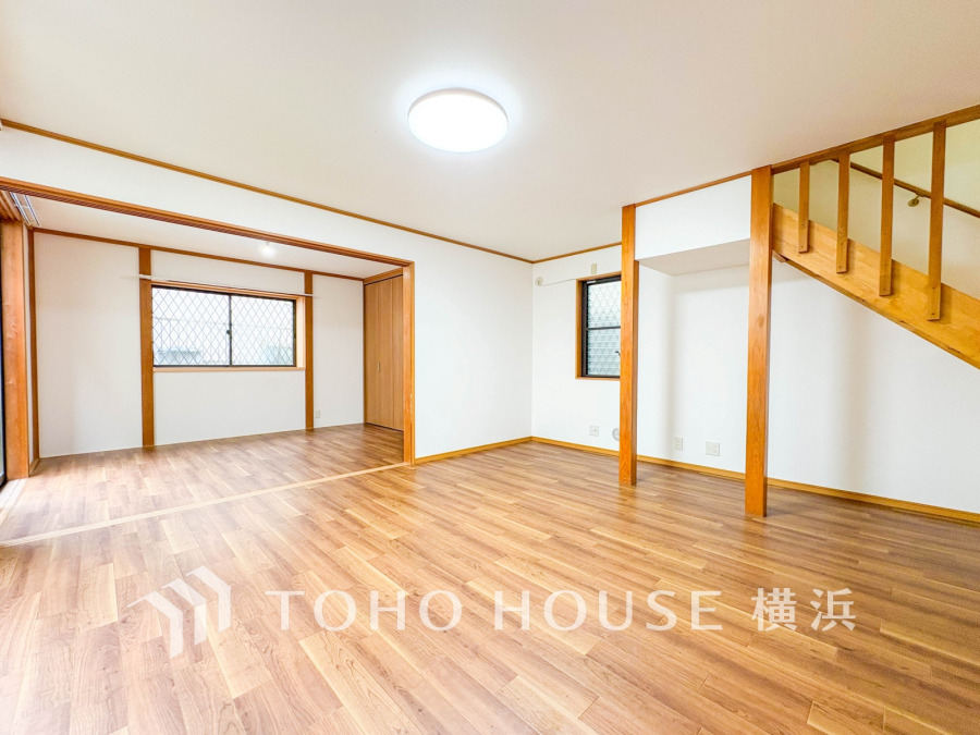 広々としたリビングダイニングは、シックでモダンな内装。落ち着いた雰囲気に包まれて、伸びやかな空間の中で、ゆったりと家族団らんのひとときを過ごせます。