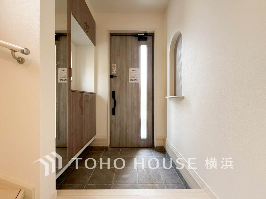ニッチを採用した上質感漂う明るい玄関。居住者の帰り、訪れる方を優しく迎える・安らぎに満ちた生活空間を予感させる。健やかな暮らしを楽しめそう。