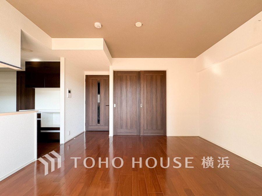 家族と過ごすひと時を溢れる光が優しく包み込むリビングダイニング。家族とともに、心穏やかに過ごすひととき。家族との時間、自分の時間を大切にできる空間がここにあります。