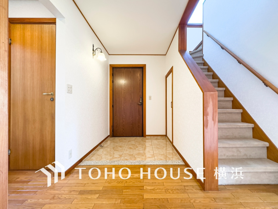 ゆとりある広さで上質感漂う玄関スペース。