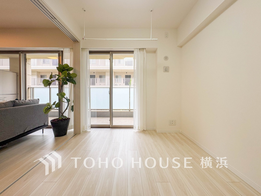 穏やかな寛ぎを届ける上質仕様のゆとりあるお部屋。自分時間を充実させながら心豊かにできるプライベート空間。リビングと一体利用し開放的に利用することも♪