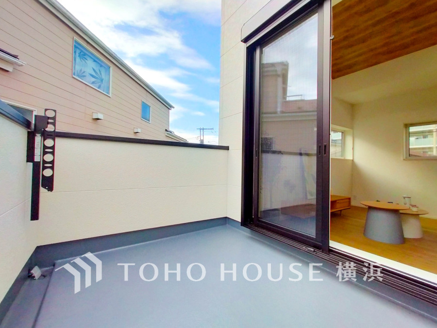 たっぷりの陽光が差し込む南向きの広いバルコニー。周辺には陽射しを遮る高い建物がなく、太陽の恵みを存分に享受できます。爽やかな風と暖かな陽射しが紡ぐハーモニーが日々の暮らしのBGMに。
