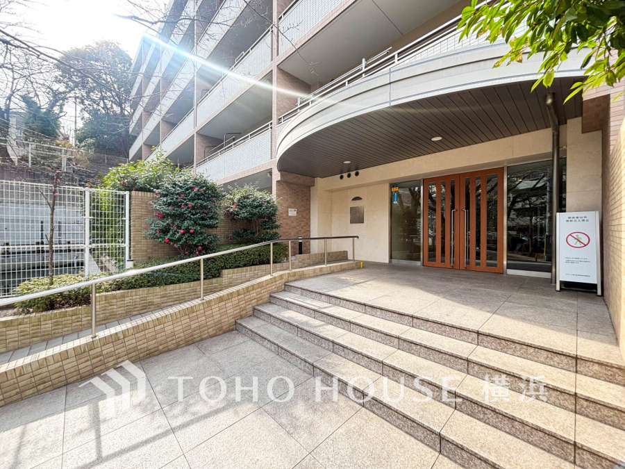 エントランスは毎日の行き帰りで使う大事な空間です。明るい基調で華やかなデザインなので、毎日も気持ちよく、またご友人なども素敵に迎え入れられます。