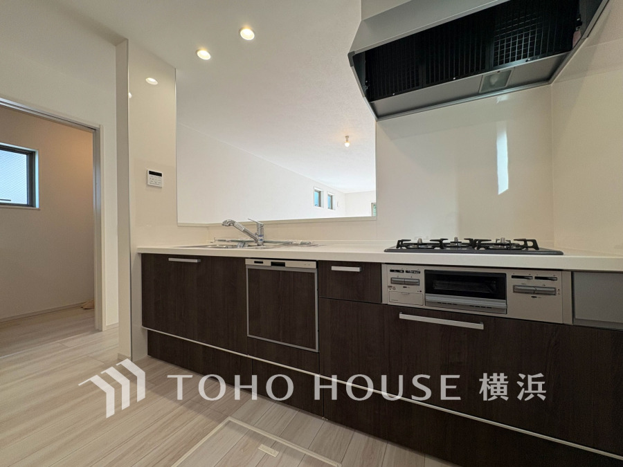 対面キッチンなら、料理や後片づけをしながらリビングにいるご家族と会話したり、気配を感じることができます。特にお子様が小さいうちは、目が離せないので便利です。