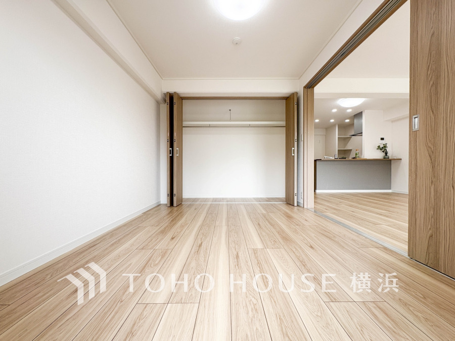 過ぎ行く時間をゆったりと感じることができる落ちついたプライベートルーム。リビングで楽しく過ごした後はゆっくり寛ぎの時間を満喫できます。静かな環境でリラックスタイムを愉しんで。