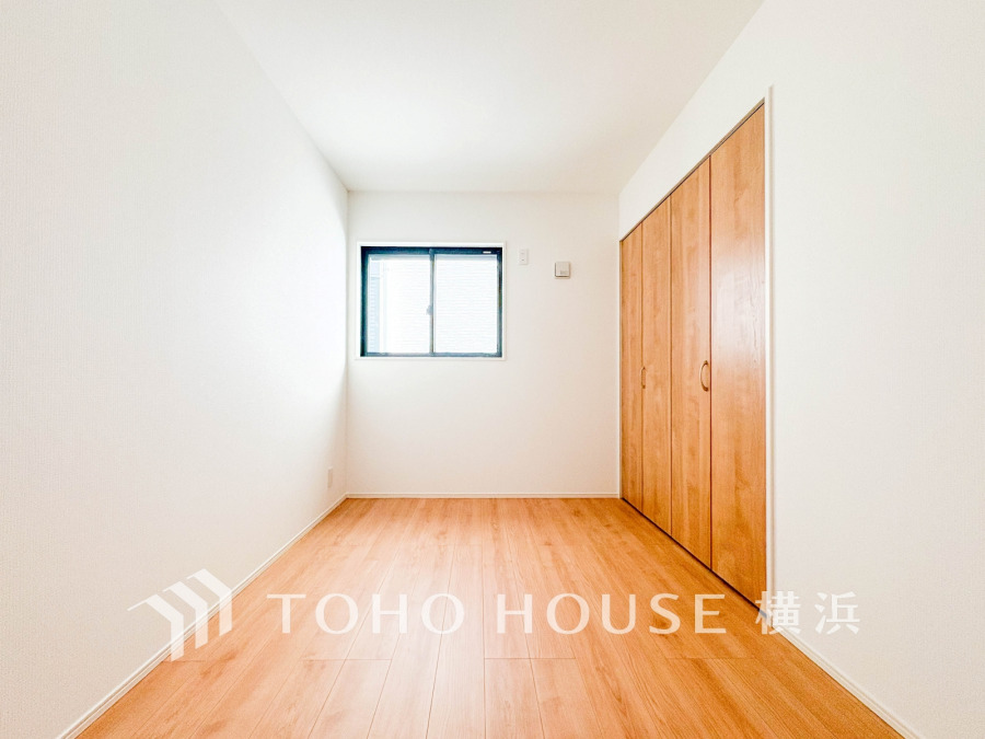 明るい自然光が差し込むシンプルな洋室。大容量のクローゼットで収納も充実しています。