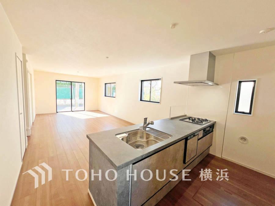 スタイリッシュな対面キッチンを採用。リビングが見渡せるので、お子様を安心して遊ばせながら家事ができ、リビング学習をするお子様にも声がかけやすい自然な距離感。 