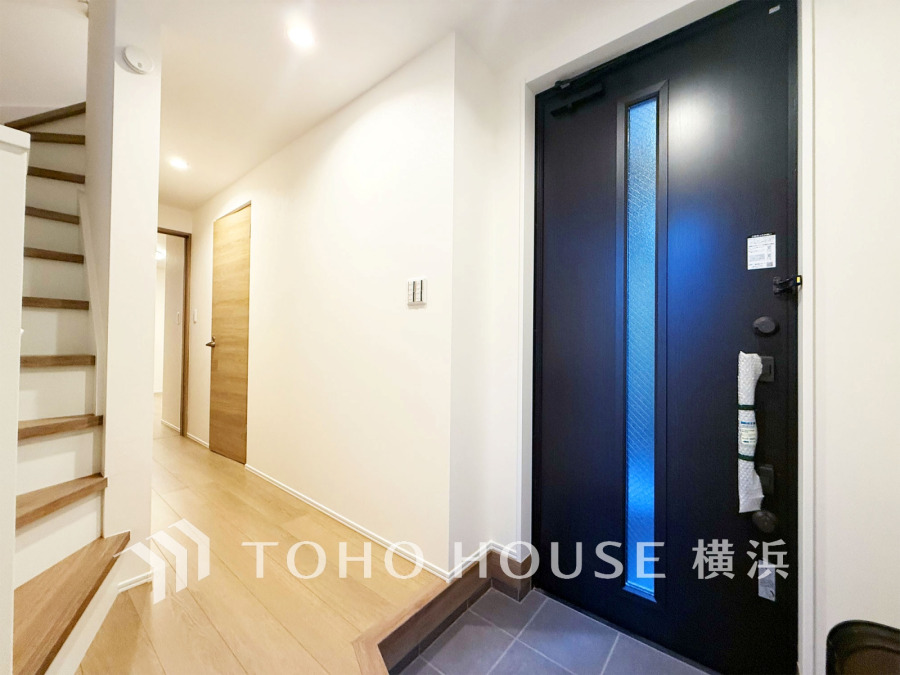 清潔感漂う玄関。居住者の帰り、訪れる方を優しく迎え、安らぎに満ちた生活空間を予感させてくれます。
