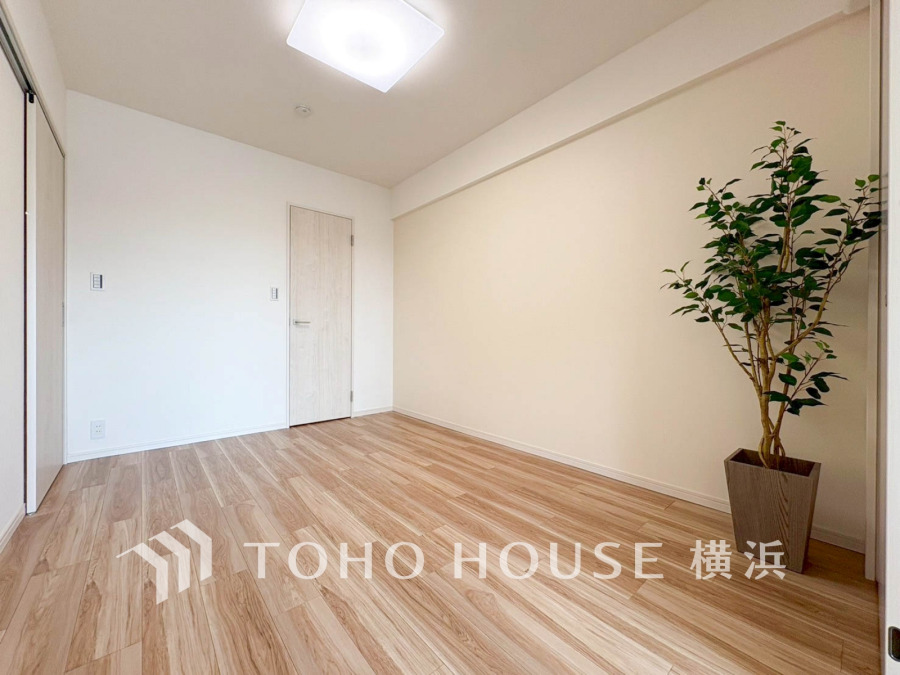 穏やかな風と陽光を導き、プライバシーに配慮された設計プランを採用し、居住性を一段と心地よいものにしています。明るく開放的な空間を演出しております。