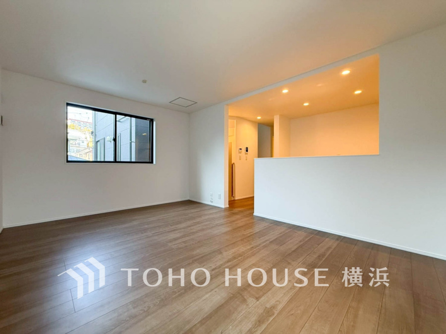 明るく開放的な空間が広がるLDK。室内には豊かな陽光が注ぎ込み、爽やかな住空間を演出。ホームパーティーでもゲストと一緒に料理を楽しみながら楽しい時間を過ごせそう。