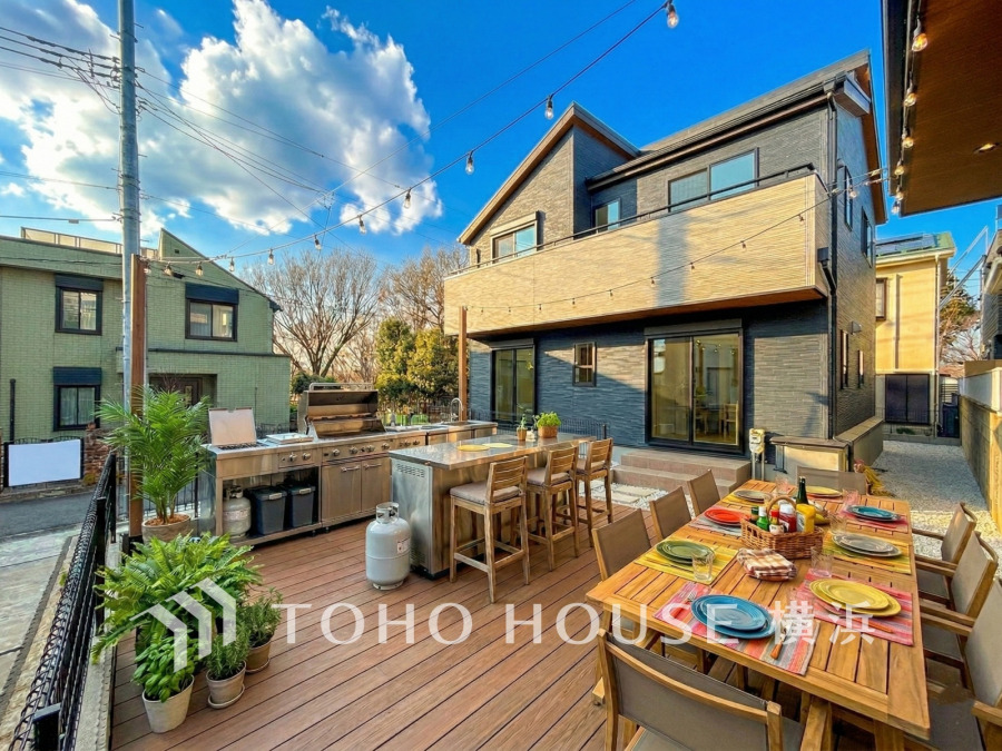 広々61坪超の敷地に建つお住まい。陽当たりに恵まれた大きなお庭付きで夢が膨らみます。
