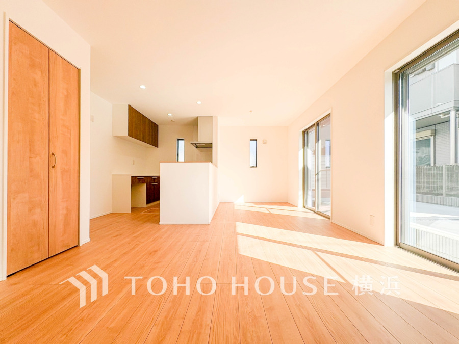 家族と過ごすひと時を溢れる光が優しく包み込むリビングダイニング。家族とともに、心穏やかに過ごすひととき。家族との時間、自分の時間を大切にできる空間がここにあります。