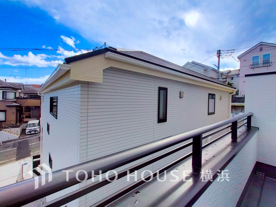 暮らしの中で光と風を演出してくれるバルコニー、見事なまでの開放的な空間を演出しながら、プライベート性も確保された空間は我が家の自慢。