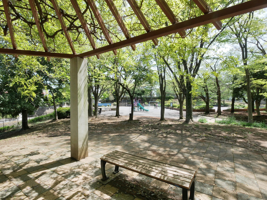 日限山公園 約800ｍ