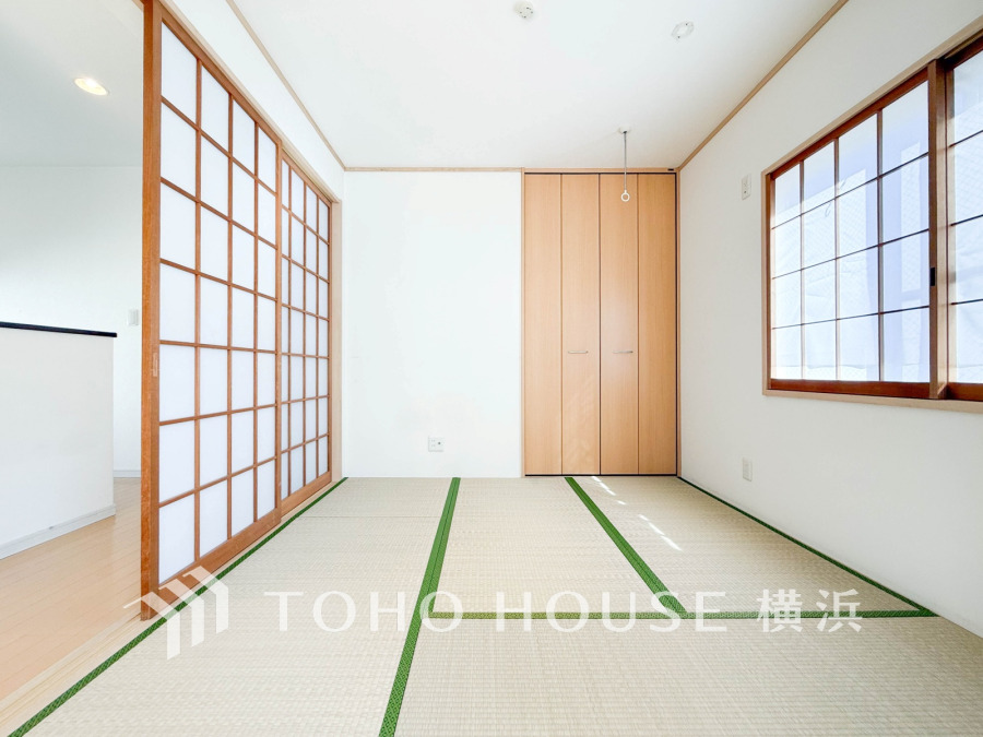 和の空間はあるだけでホッと落ち着ける場所になります。優しい感触の畳の上で寛いだり、お子様と遊んだり、客間としても重宝する居心地の良い空間。