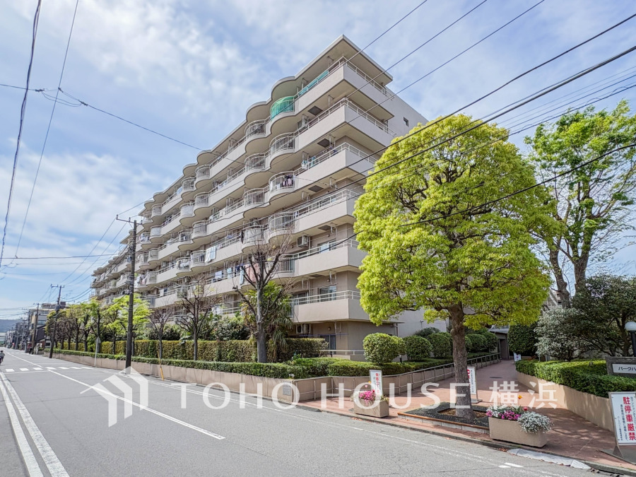 時代の流れに惑わされないシックなカラートーンで街並みに溶け込む外観は、主張し過ぎず、また平凡になり過ぎず絶妙なコントラストで輝きを放ちます。