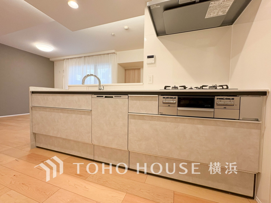 手元の収納から、足元の収納までが全てスライド式で、奥のスペースまで有効に活用できます。奥まで上から見渡せるので、たまにしか使わない調理器具もサッと取出せます。