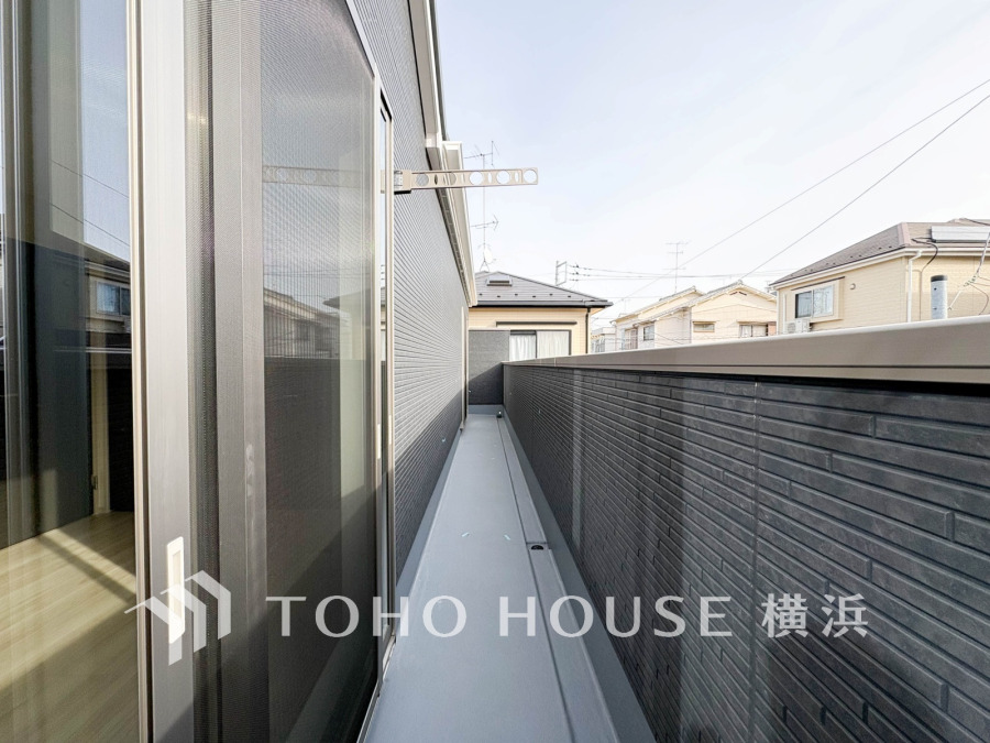 広々としたバルコニーは洗濯物干しに最適で、隣家からの視線も気にならない安心設計です。