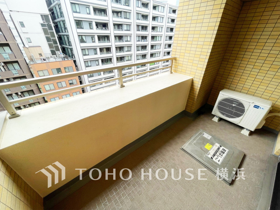 都市の景観を楽しめるゆったりとしたバルコニー。洗濯物干しやくつろぎのスペースとして活用できます。