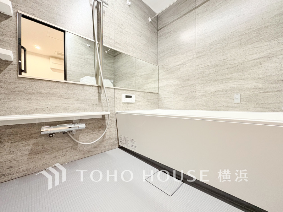 心地よいリラックスを叶える清潔感溢れる美しい空間。快適で機能的なバスルームです。
