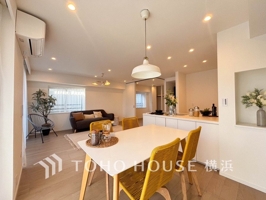 家族みんなが爽やかに健やかに過ごせるように、溢れる光をたっぷり取り込んだリビングダイニング。集いの場、憩いの場としての快適性を求めたやすらぎの空間です。