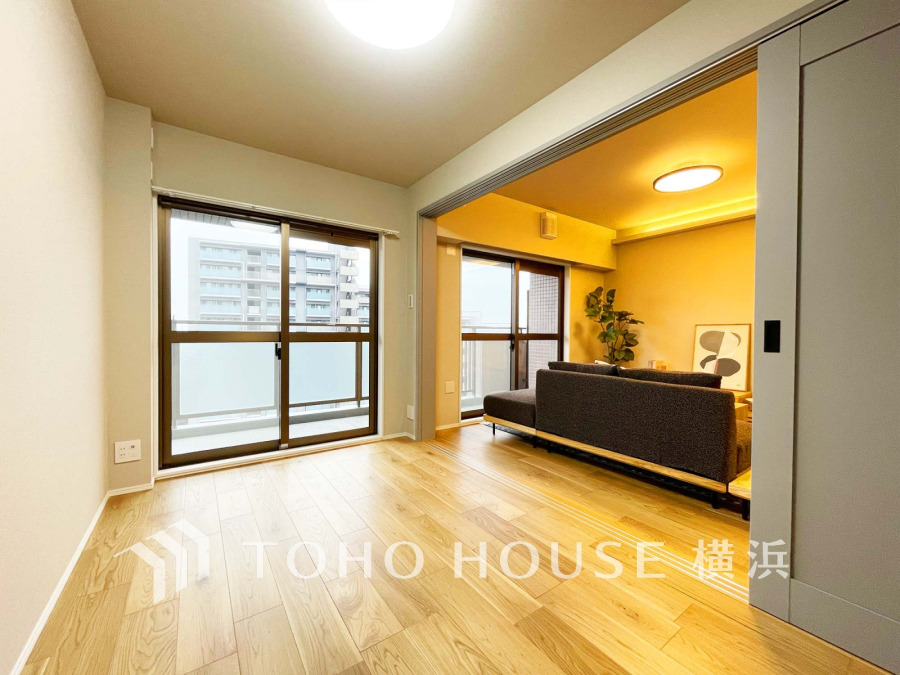 バルコニーに面した明るい洋室とリビングが隣接し、開放感のある快適な暮らしを実現します。