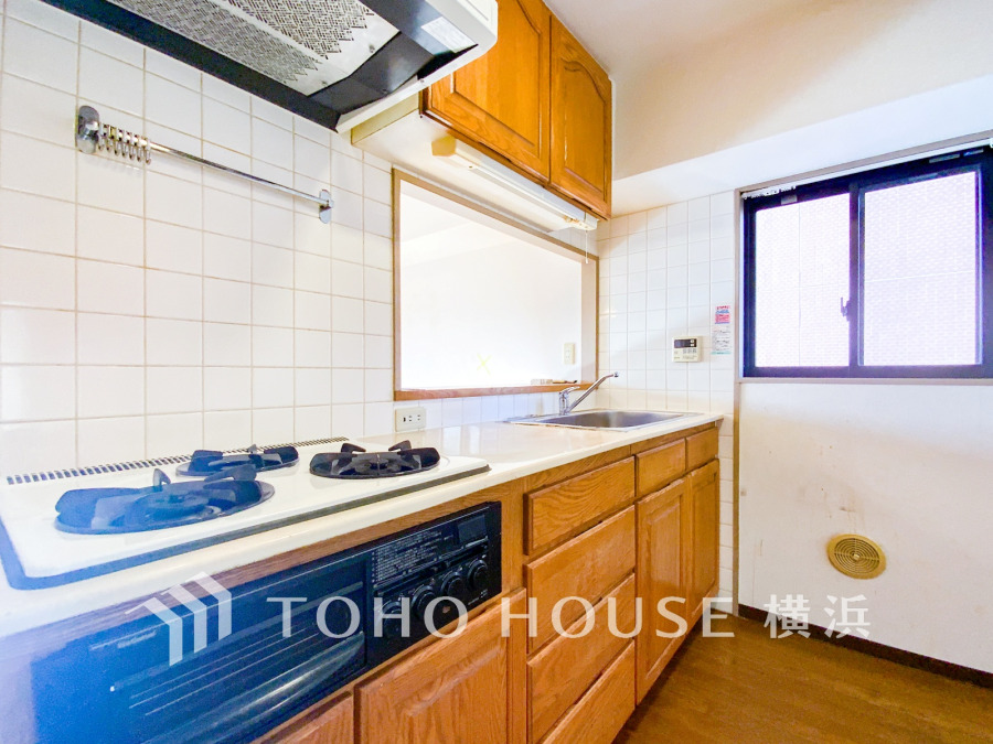 窓付きの明るいキッチン空間。リビングが見える対面式です。