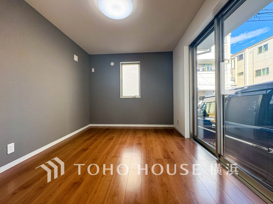 大きな窓からたっぷりと陽光が注がれる明るい空間。家族の成長に対応できる永住仕様の間取り。時を忘れて過ごす場所として過ごせるお部屋。