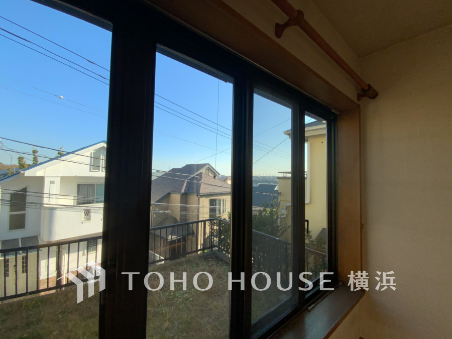 大きな窓から明るい光が差し込み、開放感あふれる室内と美しい街並みを望めます。