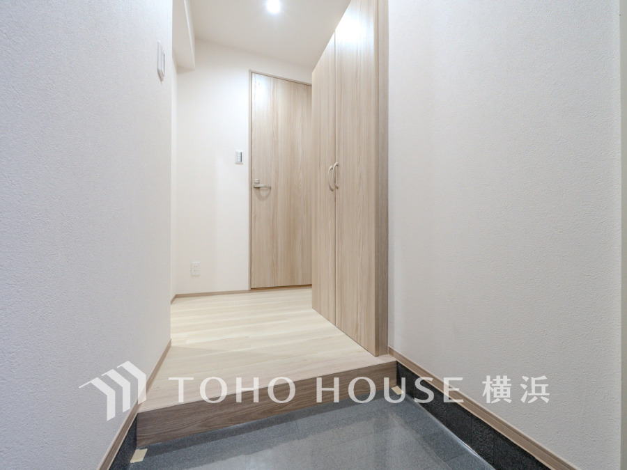 清潔感のある玄関ホール。大容量のシューズボックスで整理整頓もスムーズに行えます。