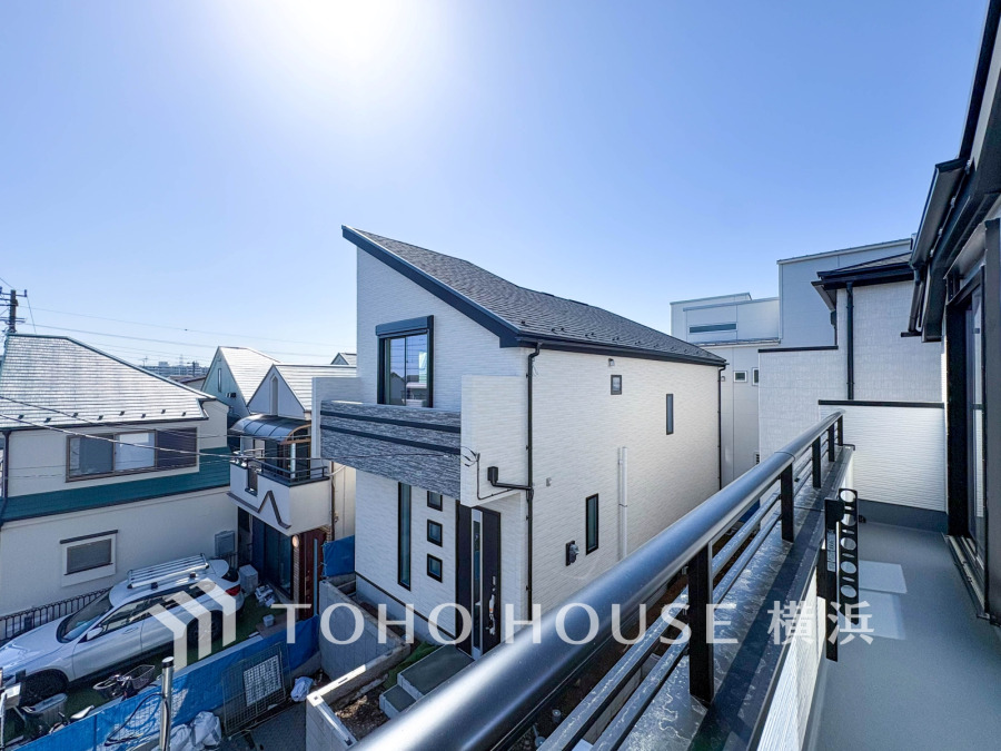 ずっと太陽を感じる事ができるのは、遮るものが視界に無いから。彼方に広がる風景が絵画のように広がります。