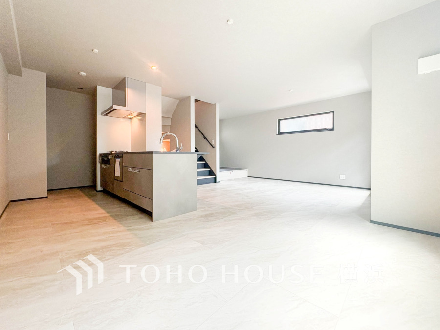 家族と過ごすひと時を溢れる光が優しく包み込むリビングダイニング。家族とともに、心穏やかに過ごすひととき。家族との時間、自分の時間を大切にできる空間がここにあります。