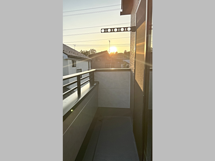 暮らしの中で光と風を演出してくれるバルコニー、見事なまでの開放的な空間を演出しながら、プライベート性も確保された空間は我が家の自慢。