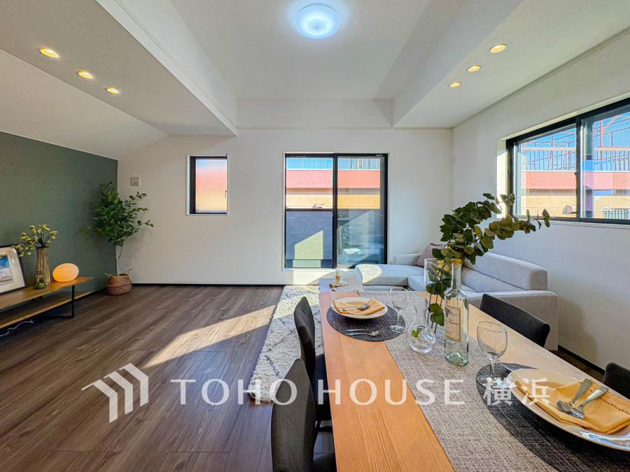 陽光が差し込む広々リビングダイニング。シンプルで落ち着いた色調が心地よい空間を演出します。