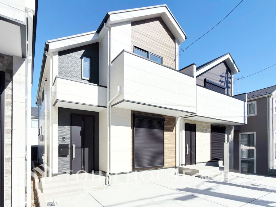 ふりそそぐ陽射しと開放的な空間形成。青空を背景に更なる美しさを醸す佇まい。暖かな陽光と爽やかな風がハーモニーを奏でる上質な空間を愉しむ暮らしがここにある。